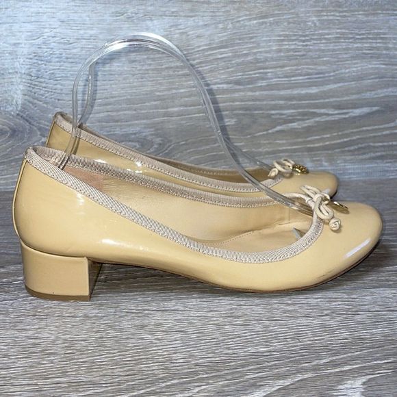Tory Burch Shoes - Tory Burch Chelsea Nude Tan Patent Leather Women’s Size 8M Bow Charm Heeled Pump
